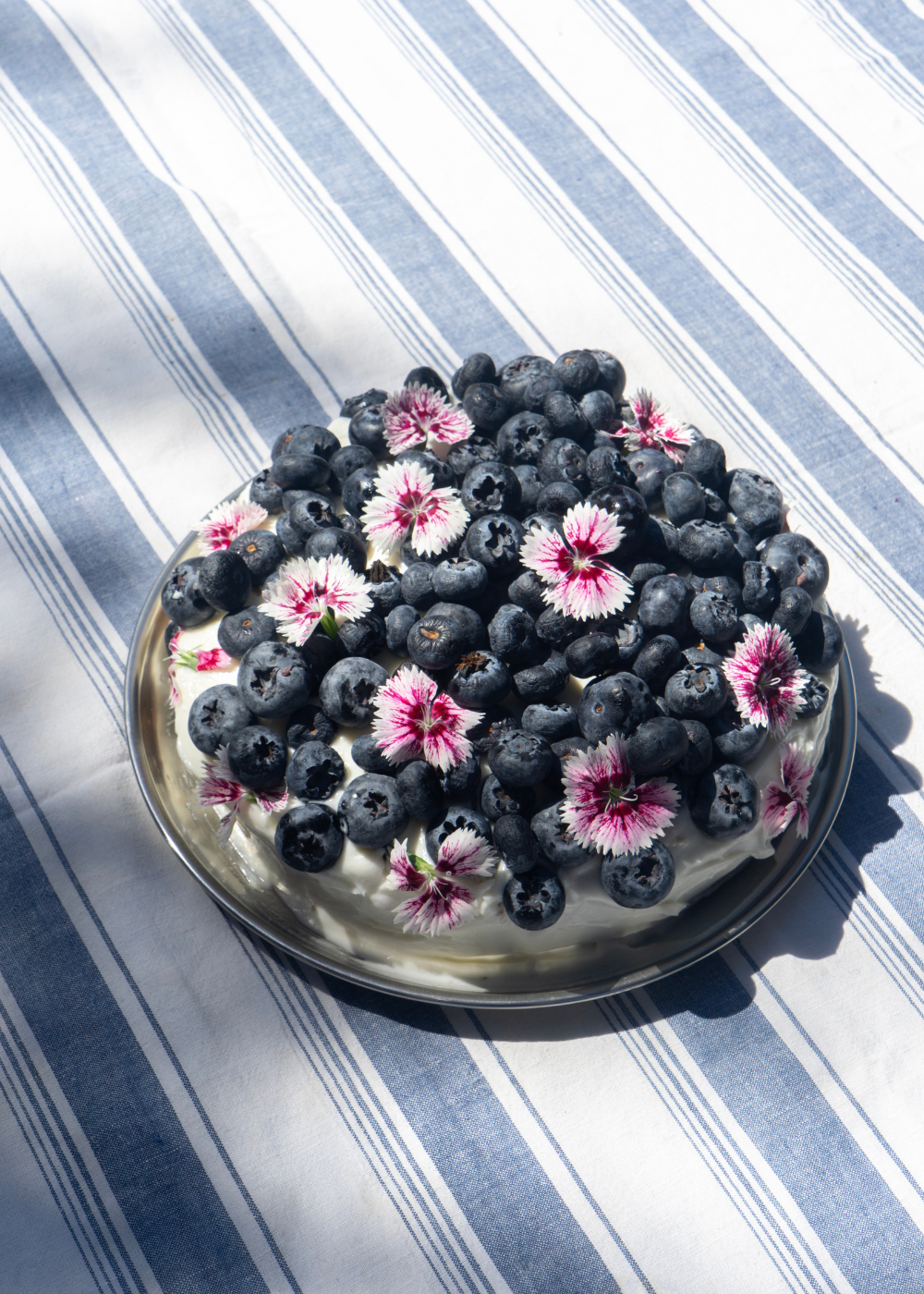 עוגת וניל עם קצפת קטוגנית ופירות יער